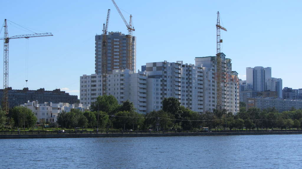 Вид на г. Москва, Нагатино-Садовники, мкр.1, корп 29А. с другой стороны реки Лето 2012 года :